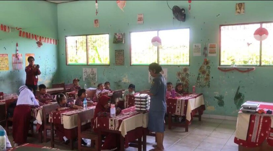 Header Insiden di SDN 3 Bukit Tunggal, Kepsek: 27 Murid Mual-mual Usai Makan Burger MBG