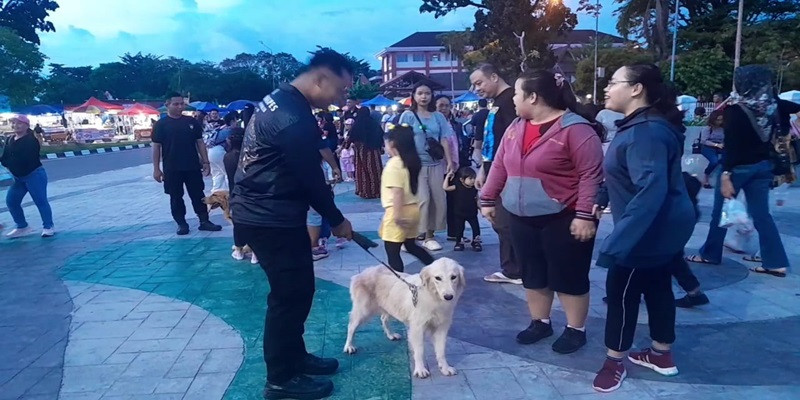 Header Riuhnya Saat Polisi Kenalkan Anjing Pelacak ke Warga Palangka Raya